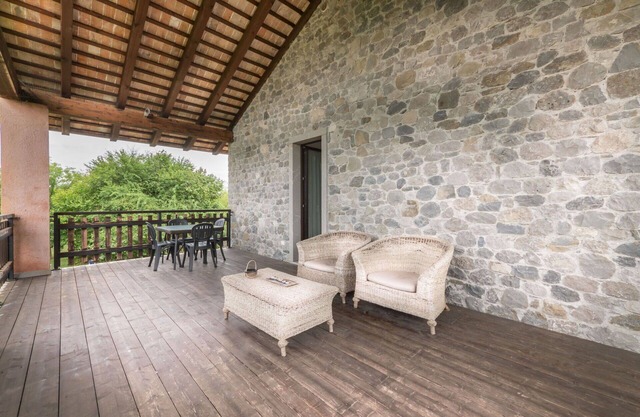 Hermoso apartamento en villa con WIFI, piscina, A/C, TV, terraza, mascotas permitida y aparcamiento