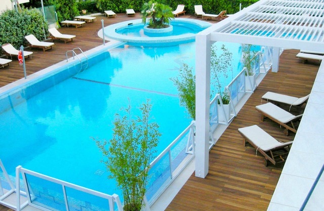 Hermoso apartamento con A/C, WIFI, piscina, TV, patio, mascotas permitida y aparcamiento
