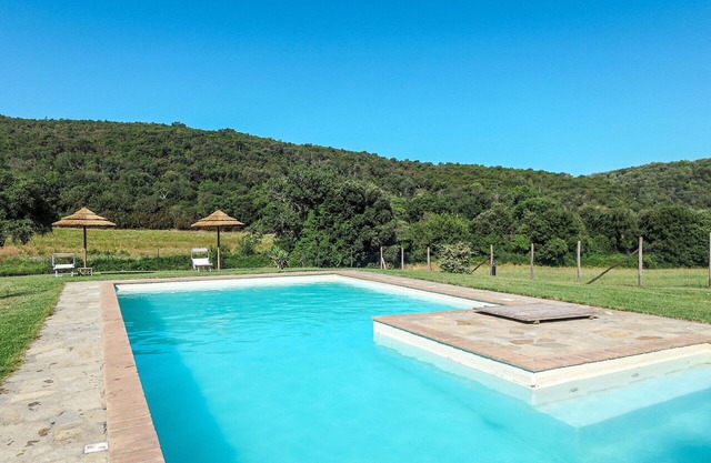 Hermoso apartamento en villa con piscina, WIFI, TV, patio, mascotas permitida y aparcamiento