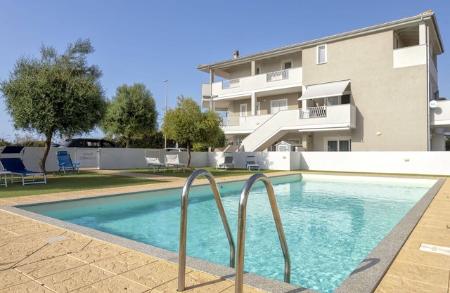 Bonito apartamento para 5 personas con piscina, A/C, WIFI, TV, terraza y aparcamiento