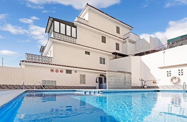 Hermoso apartamento La Marina con vistas a la montaña, Wi-Fi, terraza y piscina compartida