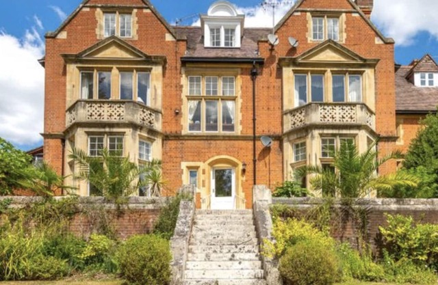 Beautiful apartment near Ascot/Wentworth/Windsor. 50 minutes from Central London