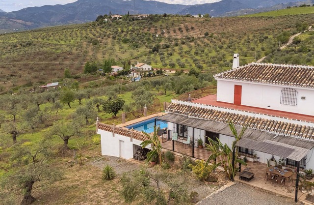 Alojamiento de 2 habitaciones en Alozaina
