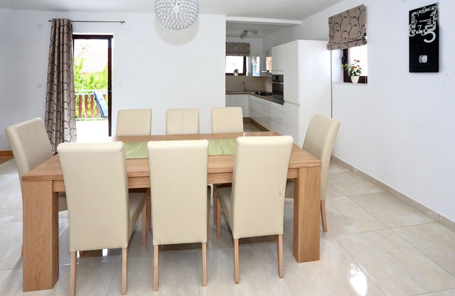 Precioso apartamento con un gran jardín y vistas al mar.