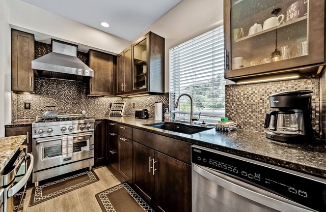 Beautiful apartments with fireplace, partial ocean views, washer/dryer, grill