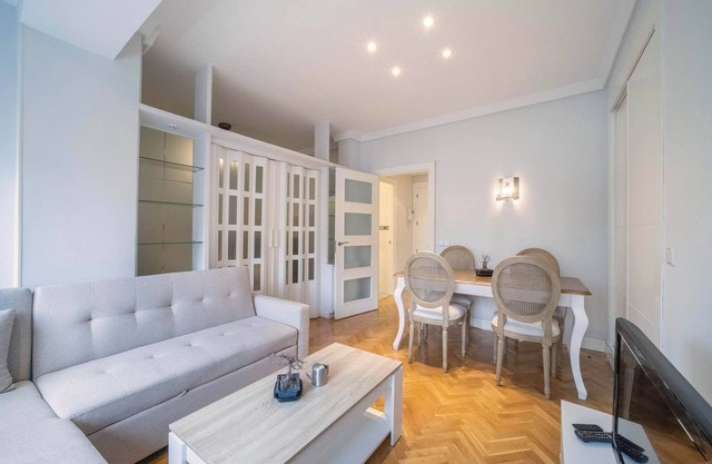 Precioso piso con piscina en Madrid by SharingCo