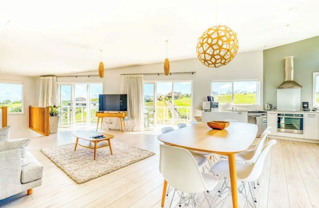 Beautiful architecturally & interior designed home. 5 min walk to the beach.