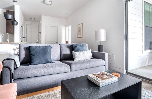 Beautiful Arboretum 2BR w/ Pool, Gym & W/D, nr retail, by Blueground