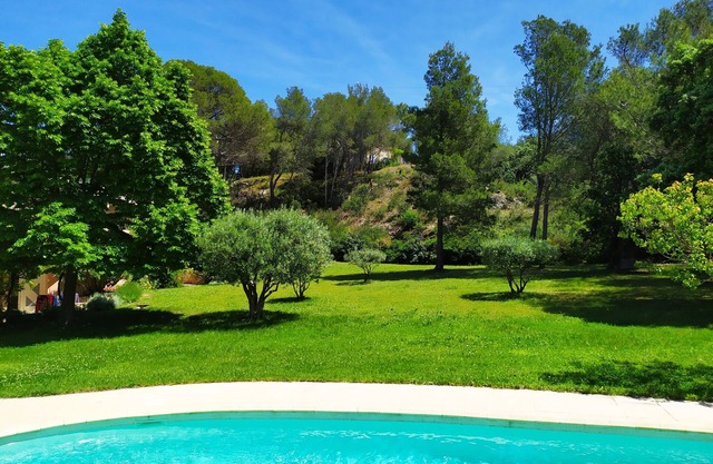 HERMOSA CASA DE ARQUITECTOS EN UN CASO VERDE CERCA DE AVIGNON