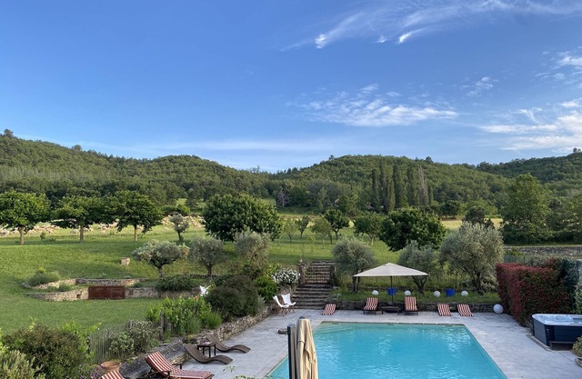 Espléndida Bastide en Provenza con piscina, pista de tenis y jacuzzi.