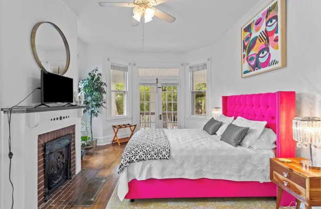 Beautiful Balcony one bedroom steps to downtown River Walk !