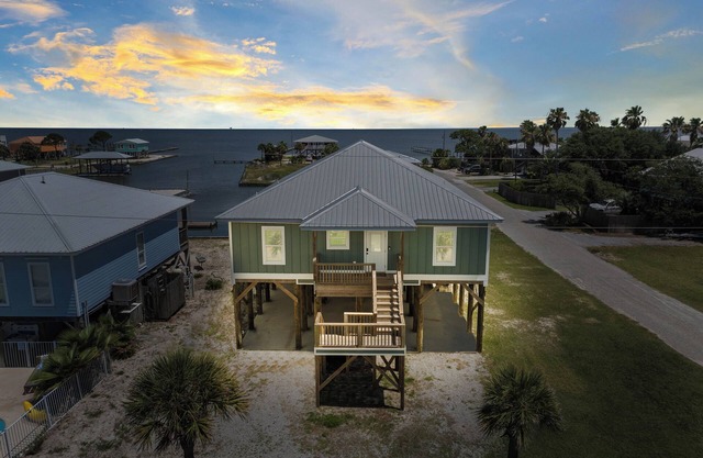 Beautiful bay view in Gulf Shores with fishing and close to ocean. Pet-Friendly!