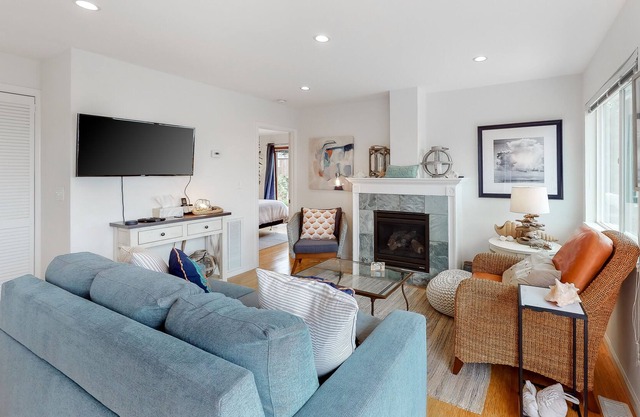 Beautiful Bayside Home Steps From the Water w/Free WiFi, Deck, & Private Hot Tub