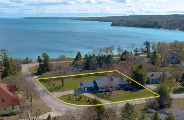 Beautiful Bayview 3 bedroom, 3 bath home / walking distance to beach. Sleeps 9.