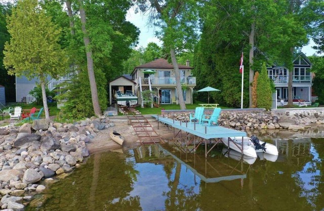 Beautiful beach front 3BR cottage with Pool/Ping Pong table and paddle boards