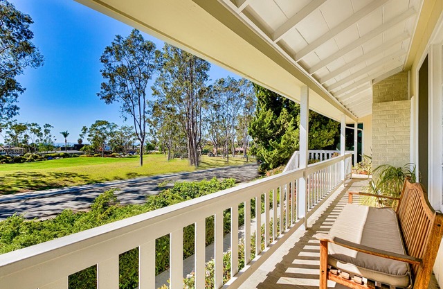Beautiful beach cottage w/ ocean views, yard+outdoor living