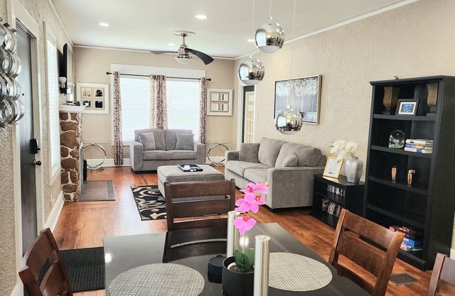 Beautiful! Beach Bungalow central to EVERYTHING!