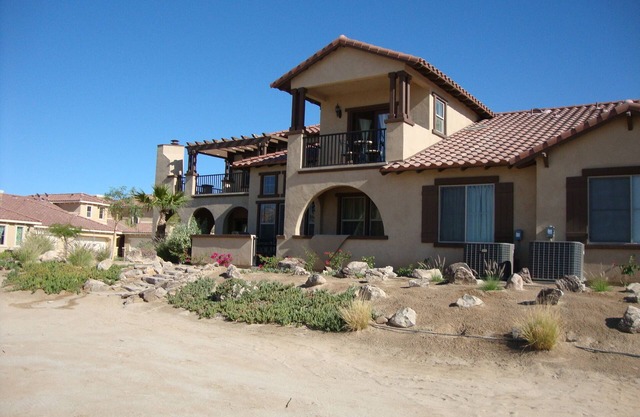 Hermoso condominio de playa con vistas al mar cerca del mar y el golf