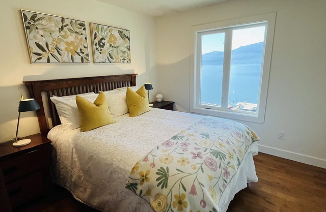Beautiful Beach Front home in Lake Country just outside Kelowna. Sleeps up to 12