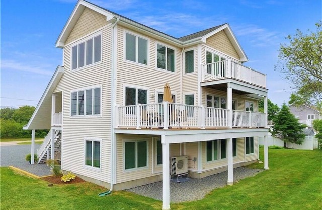 Beautiful Beach House with Breathtaking Water Views! Short Walk to Restaurants