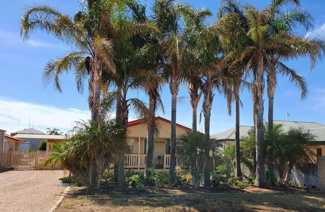 Beautiful beach house - 4-bedroom -with AC and WiFi in Moonta Bay
