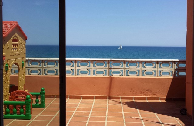 Casa 3 plantas, 1ª linea playa, wifi, chimenea, 4terrazas, piscina comunitaria,