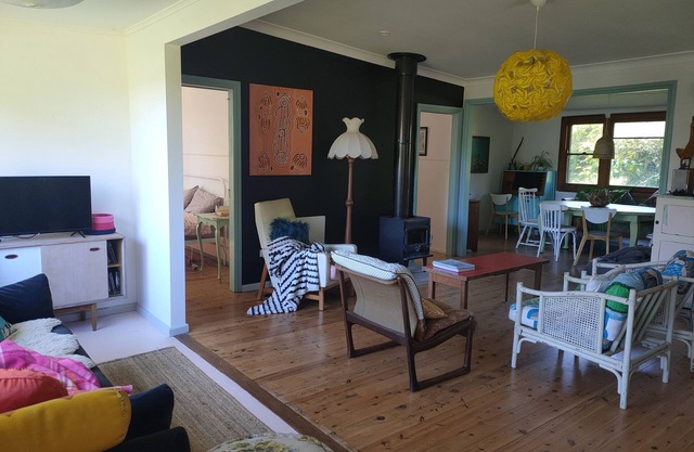 Beautiful beachside house and garden - 2 minutes from the beach!