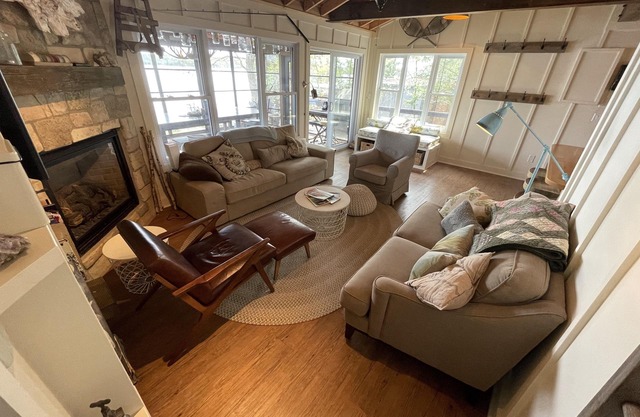 Beautiful Belmont Lake Cottage