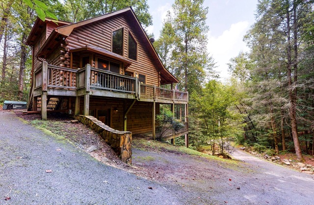 Hermosa escapada de Blue Ridge con sala de juegos, bañera de hidromasaje privada y terrazas amuebladas