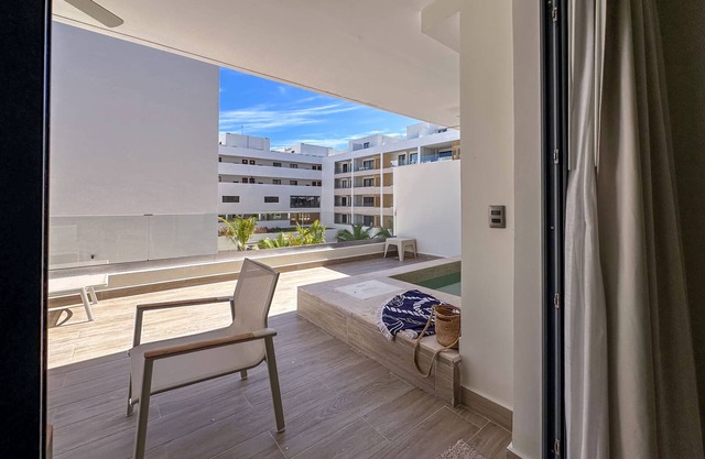 Beautiful Brand new Beach Condo w Picuzzi