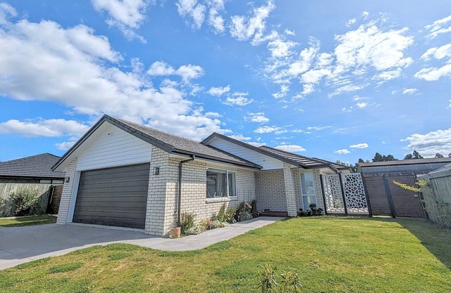 Beautiful Brand New Four-bed home near Redwood
