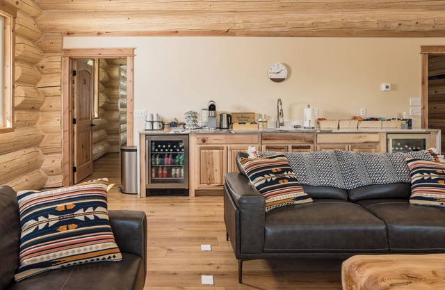 Beautiful BRAND NEW 4 Bedroom Chalet at the Majestic Valley Wilderness Lodge