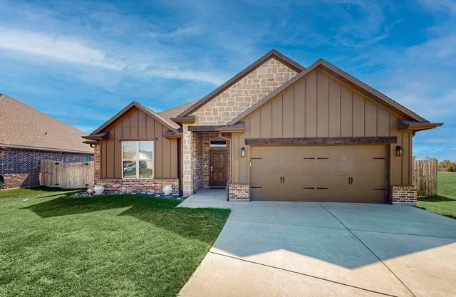 Beautiful brick 3-bedroom cozy home with enclosed backyard & central AC