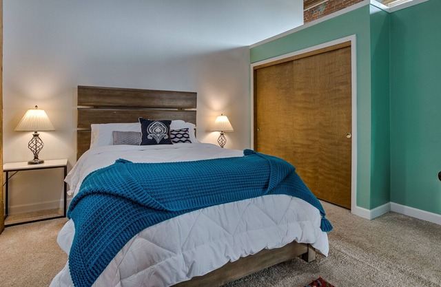 Beautiful Brick Walls & Large Window- Sleeps 8- FREE PARKING!
