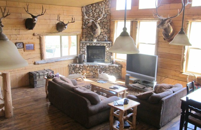 WINTER WONDERLAND Beautiful Log Home,