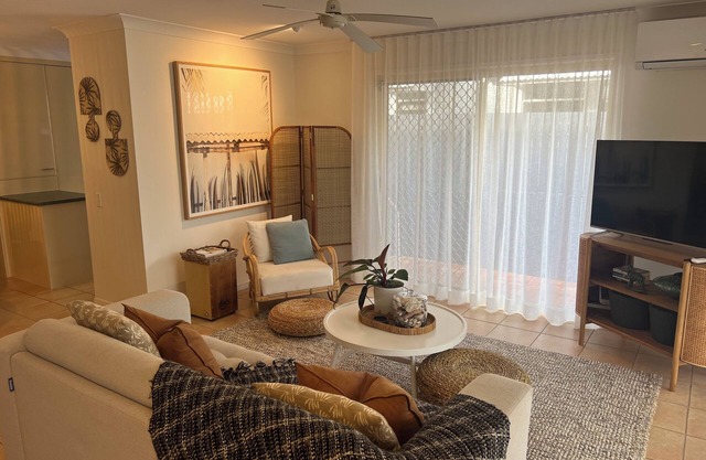 Beautiful Bright Burleigh Base with Beaches, boutiques, brunches and beyond.