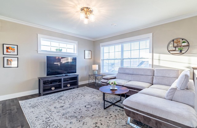 ⭐️Beautiful Bright House 5 Mins From Downtown ⭐️