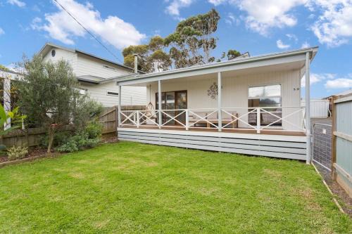 Beautiful Bungalow Pet-Friendly & Walk to Beach