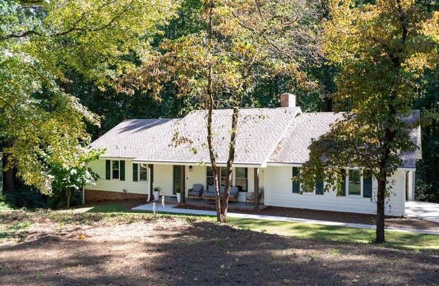 BUNGALOW HERMOSO - CAMINO CORTO A DT ALPHARETTA 3BR / 2BR