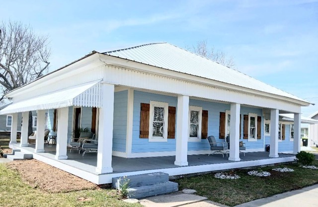 Beautiful Bunglow, just a short walk from the Morehead City waterfront!