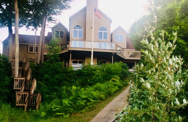 Hermosa escapada familiar en Burt Lake