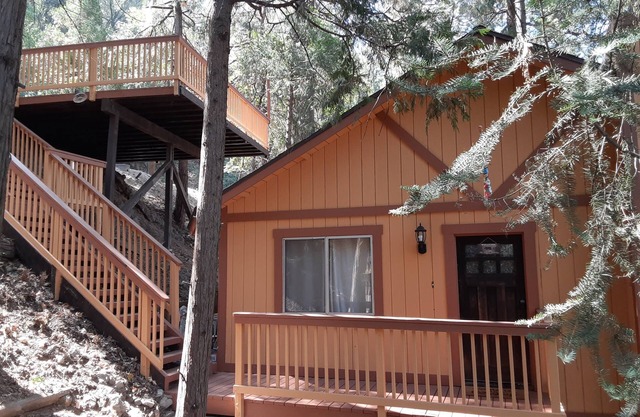 Beautiful cabin 2 story with 2 decks, near Lake Gregory, Lake Arrowhead.