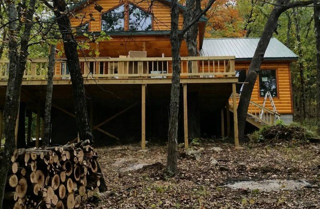 hermosa cabaña en el bosque con vista al lago