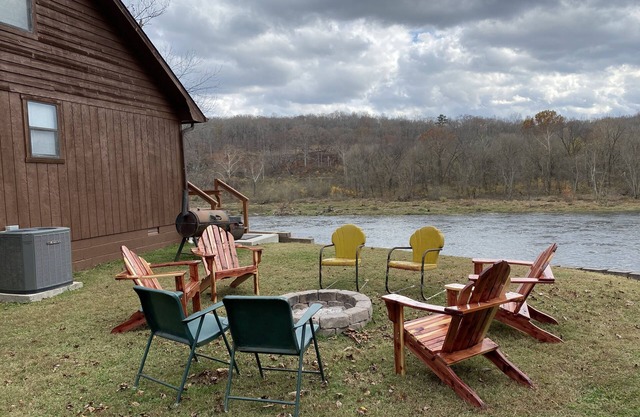 Beautiful Cabin Right on the Banks of the White River - Great View!
