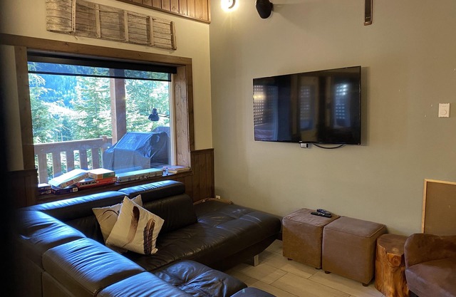Beautiful cabin with hot tub, steam room, deck & directly across from ski lifts