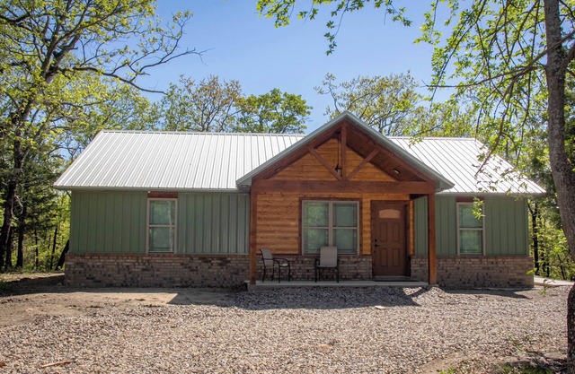 Beautiful Cabin with View of Private Lake, Hot Tub & Outdoor Swings!