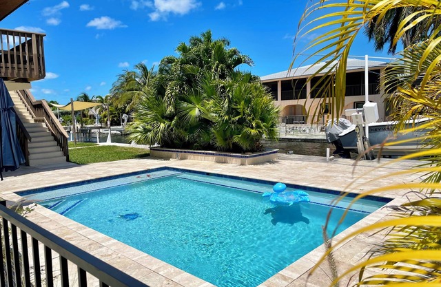 Beautiful Canal Front Heated-Chilled Pool 4 Bdr Home. Sep-Oct-Nov 2025 Available