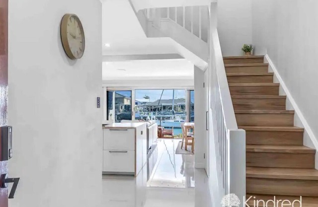 Beautiful. Canal Townhouse with pontoon access