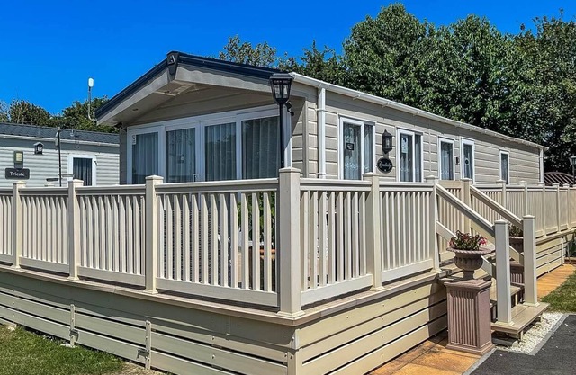 Beautiful caravan with large decking & WiFi at Oaklands Holiday Park ref 39027CW