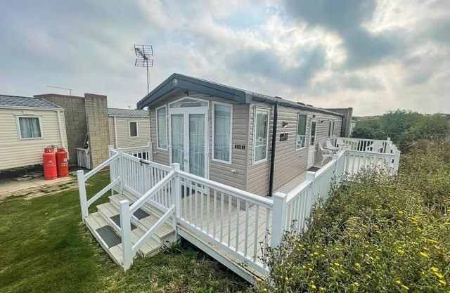 Beautiful caravan with decking at Naze Marine Park, sleeps 8 ref 17341BR
